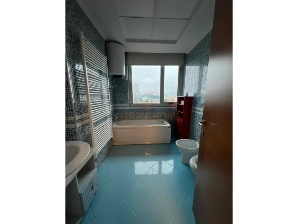 Tirane, jepet me qera apartament 3+1+Ballkon Kati 9, 196 m² 2.200 € (Rruga e Elbasanit)