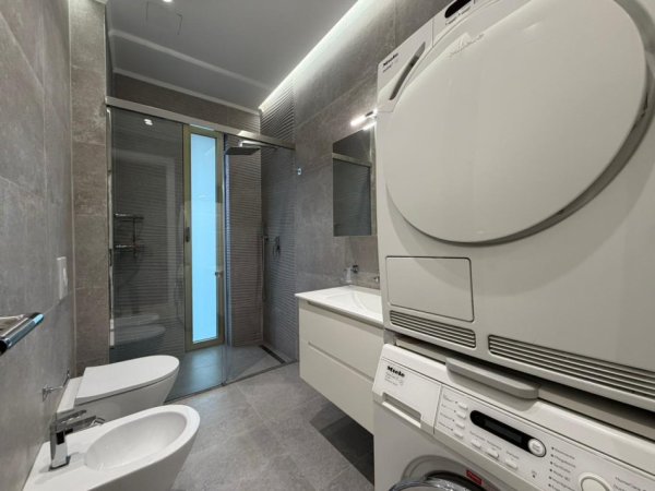 Tirane, jepet me qera apartament 2+1 Kati 2, 140 m² 2.100 € (Air Albania)