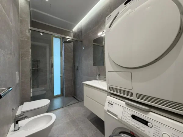 Tirane, jepet me qera apartament 2+1 Kati 2, 140 m² 2.100 € (Air Albania)