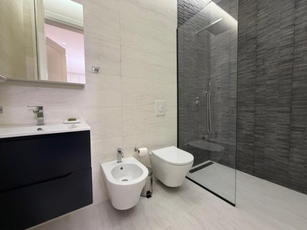 Tirane, jepet me qera apartament 2+1 Kati 2, 140 m² 2.100 € (Air Albania)