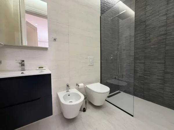 Tirane, jepet me qera apartament 2+1 Kati 2, 140 m² 2.100 € (Air Albania)