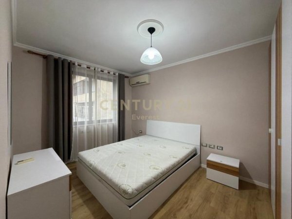 Tirane, jepet me qera apartament 2+1+Ballkon Kati 3, 76 m² 550 € (Brryli)
