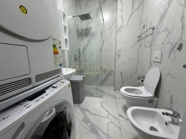 Tirane, jepet me qera apartament 2+1+Ballkon Kati 6, 62 m² 600 € (oxhaku)