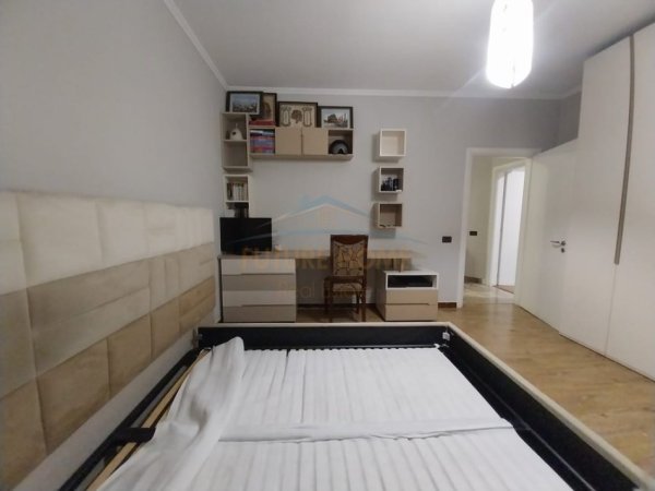 Tirane, jepet me qera apartament 3+1+Ballkon Kati 2, 200 m² 1.200 € (Rruga 5 Maji)