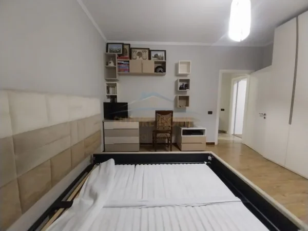 Tirane, jepet me qera apartament 3+1+Ballkon Kati 2, 200 m² 1.200 € (Rruga 5 Maji)