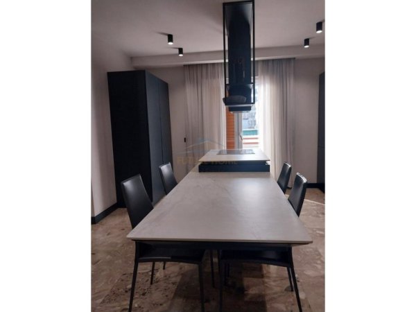 Tirane, jepet me qera apartament 3+1+Ballkon Kati 2, 200 m² 1.200 € (Rruga 5 Maji)