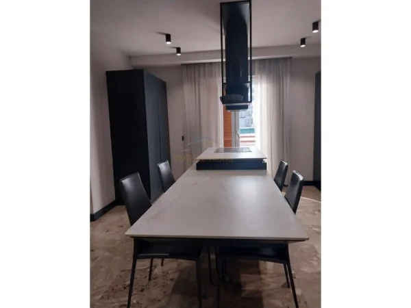 Tirane, jepet me qera apartament 3+1+Ballkon Kati 2, 200 m² 1.200 € (Rruga 5 Maji)