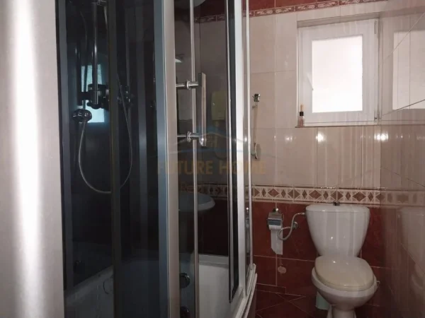 Tirane, jepet me qera apartament 3+1+Ballkon Kati 2, 200 m² 1.200 € (Rruga 5 Maji)