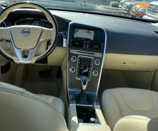 Tirane, shes SUV XC60 T6, 2015, 4x4 , gri metalizato automatik Klima 137.000 km 10.900 €