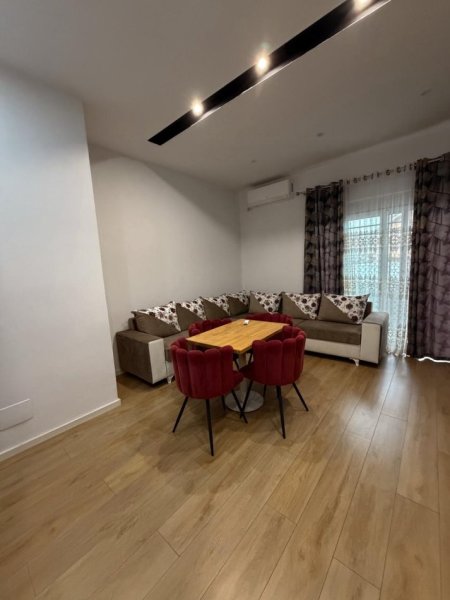 Tirane, jepet me qera apartament 1+1 , 65 m² 400 € (kinostudio)