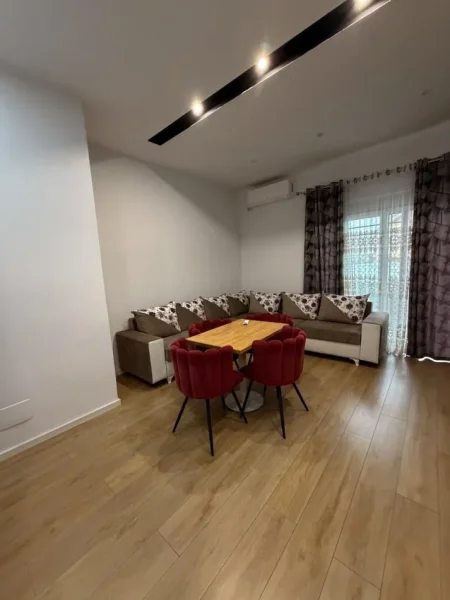 Tirane, jepet me qera apartament 1+1 , 65 m² 400 € (kinostudio)