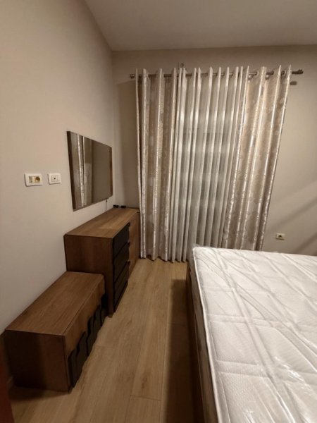 Tirane, jepet me qera apartament 1+1 , 65 m² 400 € (kinostudio)