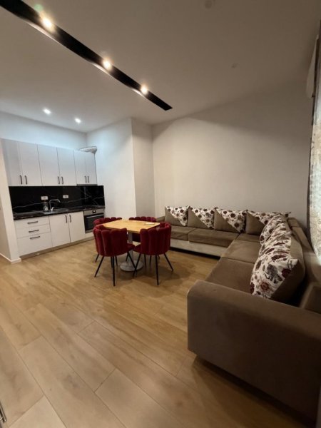 Tirane, jepet me qera apartament 1+1 , 65 m² 400 € (kinostudio)