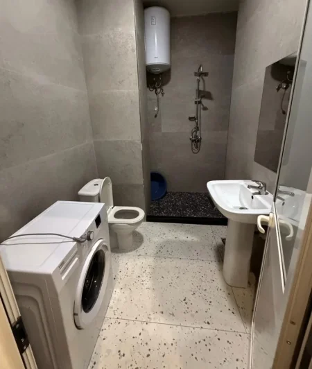 Tirane, jepet me qera apartament 1+1 , 65 m² 400 € (kinostudio)