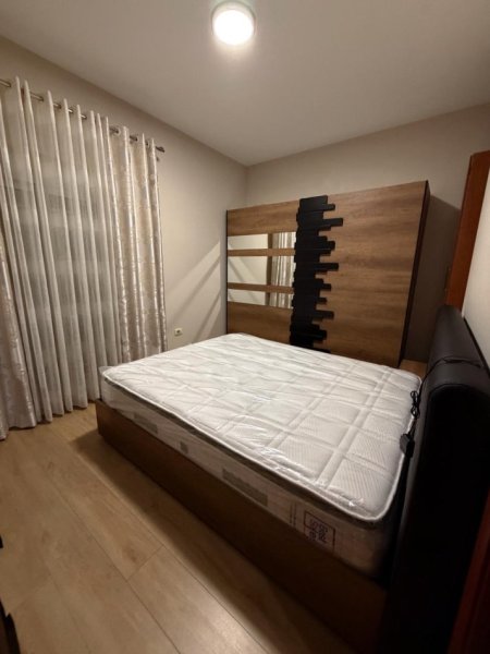 Tirane, jepet me qera apartament 1+1 , 65 m² 400 € (kinostudio)