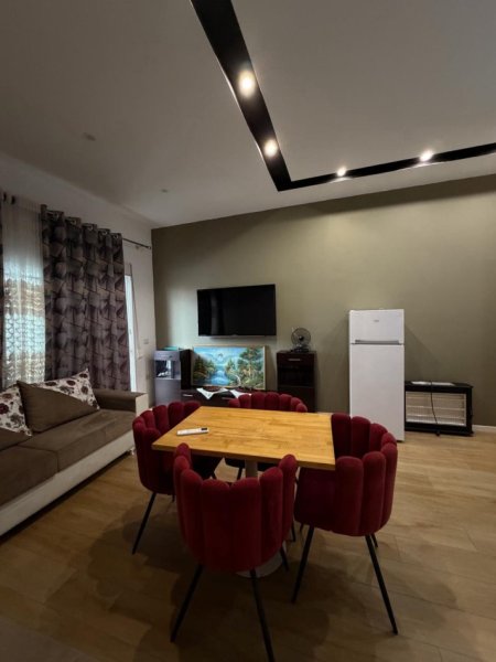 Tirane, jepet me qera apartament 1+1 , 65 m² 400 € (kinostudio)