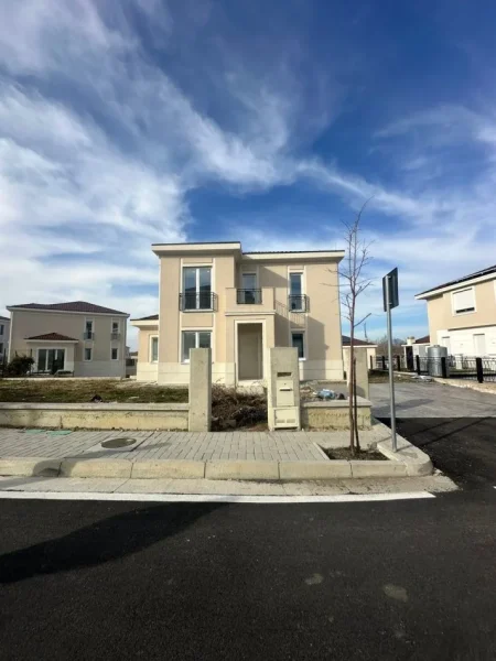 Tirane, shitet Vile 3 Katshe , 777 m² 1.000.000 € 