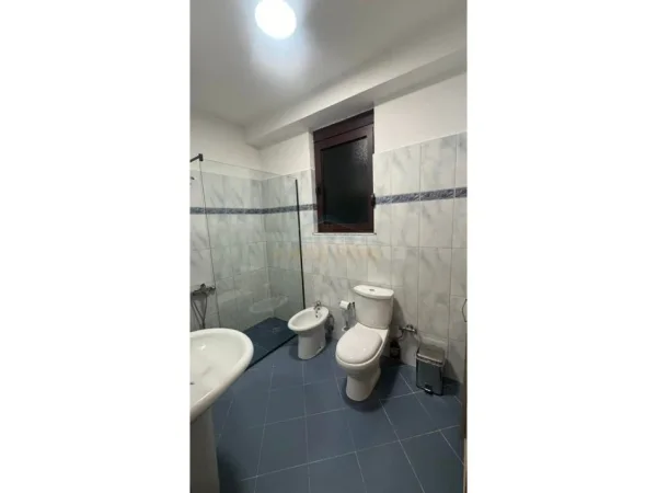 Tirane, jepet me qera apartament 3+1+Ballkon Kati 7, 120 m² 1.000 € (Rruga e Kavajes)