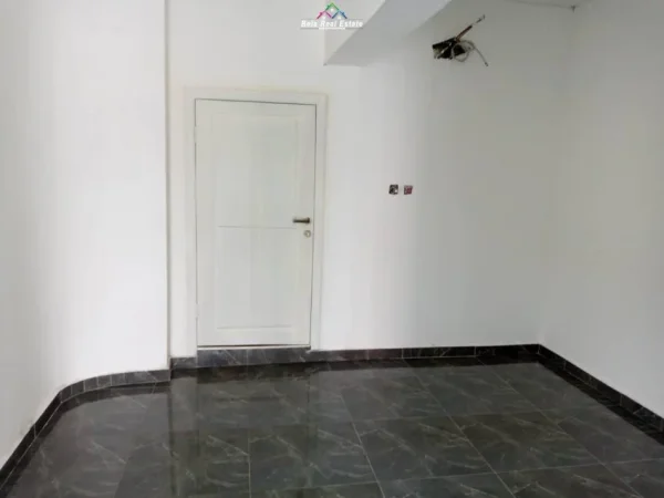 Tirane, jepet me qera dyqan Kati 1, 35 m² 400 € (Xhamia e Tabakeve)