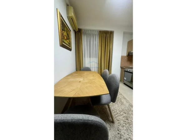 Tirane, jepet me qera apartament 3+1+2 Kati 7, 120 m² 1.000 € (Rruga e Kavajes)