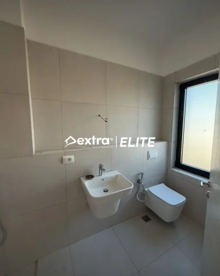 Tirane, jepet me qera apartament 1+1+Ballkon Kati 12, 68 m² 400 € (Rruga e Barrikadave)