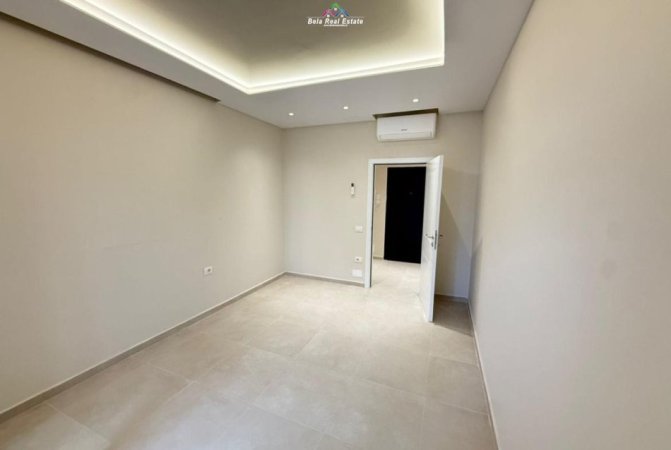 Tirane, jepet me qera zyre Kati 3, 65 m² 420 € (Rruga 5 Maj)