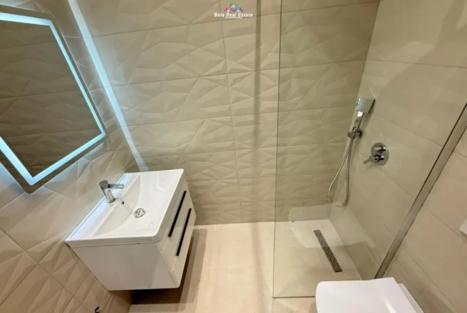 Tirane, jepet me qera zyre Kati 3, 65 m² 420 € (Rruga 5 Maj)