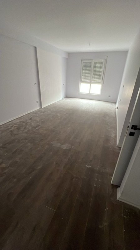 Tirane, jepet me qera zyre Kati 5, 100 m² 410 € (Rruga 5 Maj)
