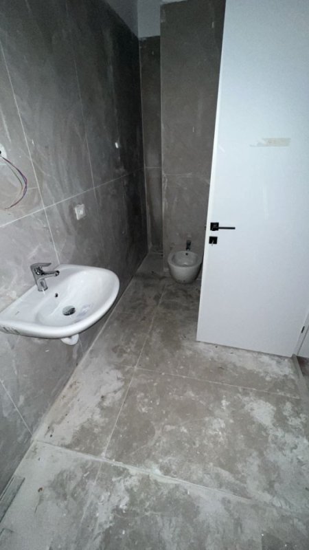 Tirane, jepet me qera zyre Kati 5, 100 m² 410 € (Rruga 5 Maj)