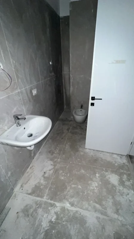 Tirane, jepet me qera zyre Kati 5, 100 m² 410 € (Rruga 5 Maj)