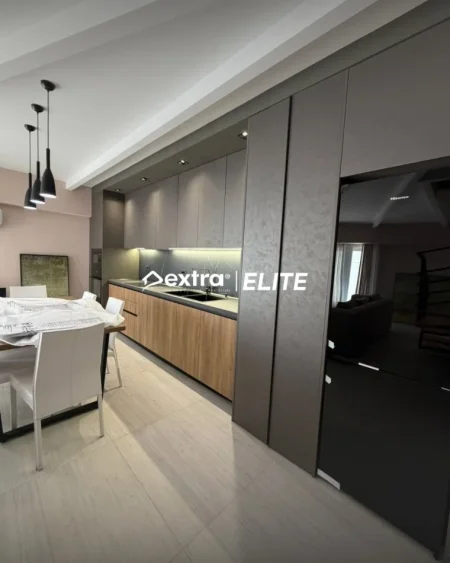 Tirane, jepet me qera apartament duplex Dublex Kati 3, 850 € (Rruga Dalip Topi)