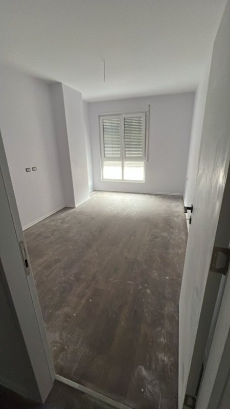 Tirane, jepet me qera apartament 3+1 , 100 m² 400 € (5 maji)