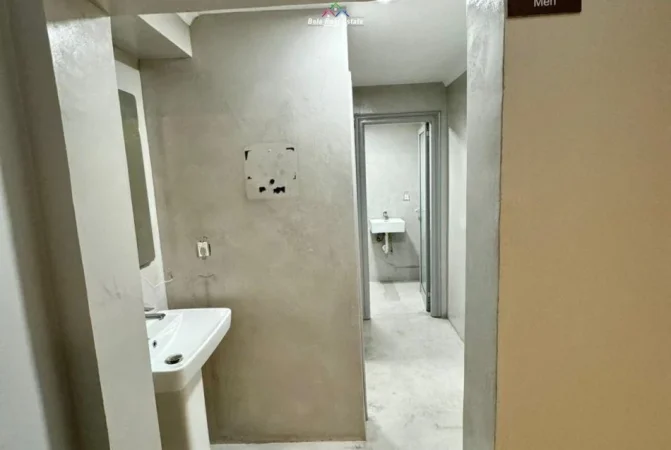 Tirane, jepet me qera zyre Kati 0, 455 m² 5.800 € (Rruga e Kavajes)