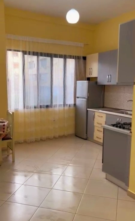 Tirane, jepet me qera apartament 1+1+Aneks+Ballkon Kati 2, 78 m² 460 € (Bulevardi Barjam Curri, pranë Shkollës V Shanto)