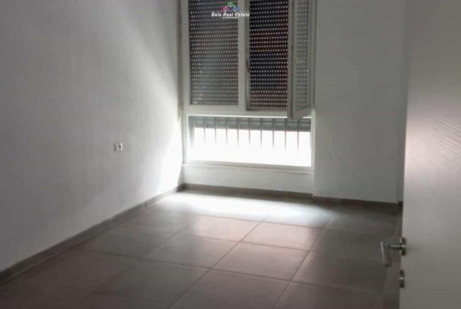 Tirane, jepet me qera zyre Kati 4, 105 m² 510 € (Rruga 5 Maj)