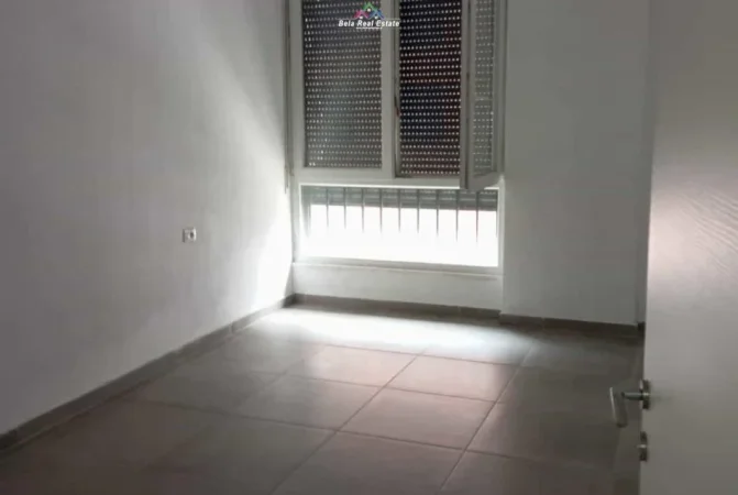 Tirane, jepet me qera zyre Kati 4, 105 m² 510 € (Rruga 5 Maj)