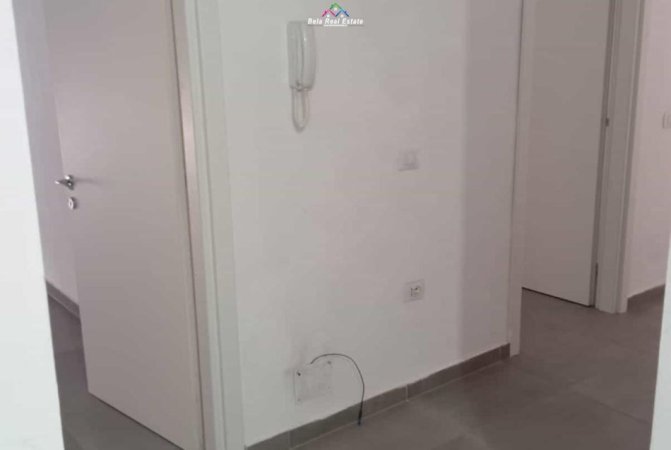 Tirane, jepet me qera zyre Kati 4, 105 m² 510 € (Rruga 5 Maj)