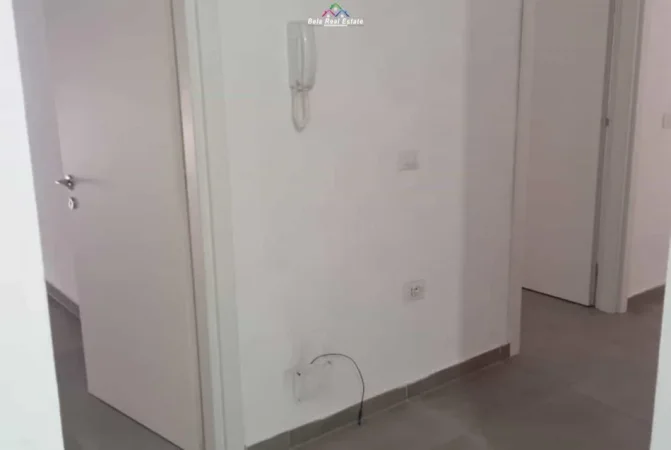 Tirane, jepet me qera zyre Kati 4, 105 m² 510 € (Rruga 5 Maj)