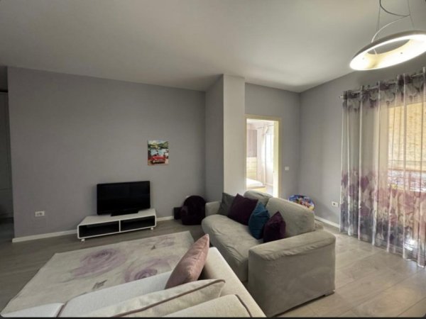 Tirane, jepet me qera apartament 1+1 , 78 m² 600 € (stacioni trenit)