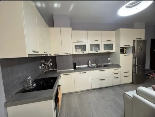 Tirane, jepet me qera apartament 1+1 , 78 m² 600 € (stacioni trenit)