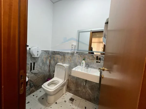 Tirane, jepet me qera ambjent biznesi Kati 1, 344 m² 5.900 € (BLLOK , Prane LSI)