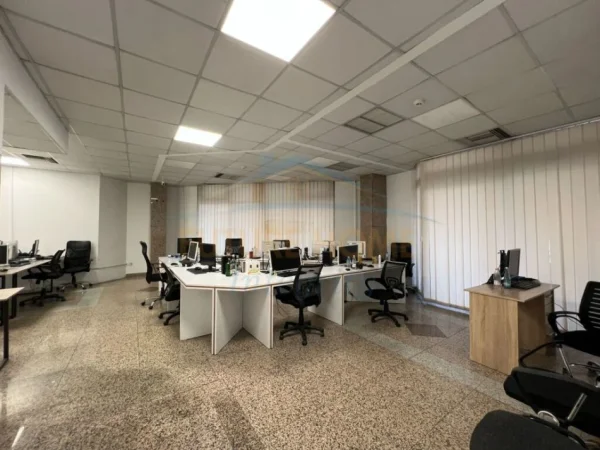 Tirane, jepet me qera ambjent biznesi Kati 1, 344 m² 5.900 € (BLLOK , Prane LSI)