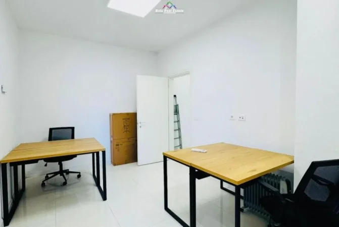 Tirane, jepet me qera zyre Kati 6, 80 m² 940 € (Rruga e Kavajes)