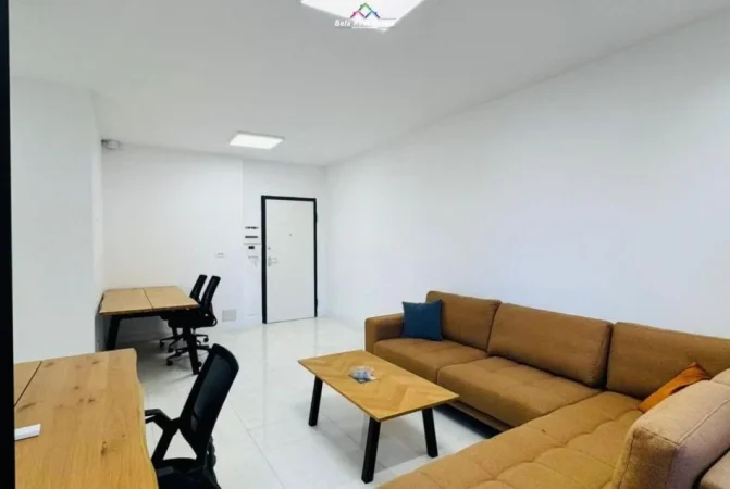Tirane, jepet me qera zyre Kati 6, 80 m² 940 € (Rruga e Kavajes)