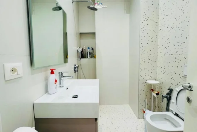 Tirane, jepet me qera zyre Kati 6, 80 m² 940 € (Rruga e Kavajes)