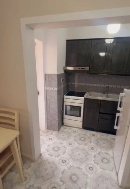 Tirane, jepet me qera apartament 1+1+Aneks+Ballkon Kati 3, 63 m² 460 € (Rruga Xhanfize Keko)