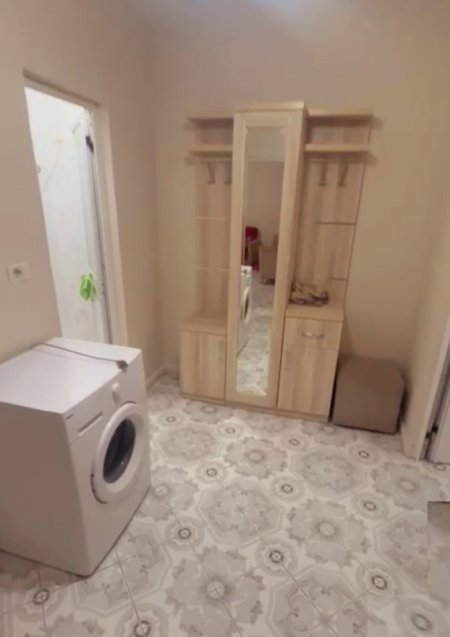 Tirane, jepet me qera apartament 1+1+Aneks+Ballkon Kati 3, 63 m² 460 € (Rruga Xhanfize Keko)