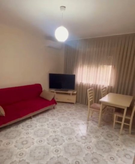 Tirane, jepet me qera apartament 1+1+Aneks+Ballkon Kati 3, 63 m² 460 € (Rruga Xhanfize Keko)