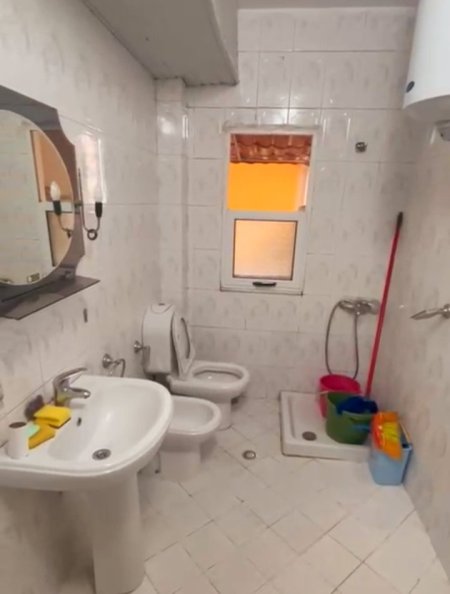 Tirane, jepet me qera apartament 1+1+Aneks+Ballkon Kati 3, 63 m² 460 € (Rruga Xhanfize Keko)