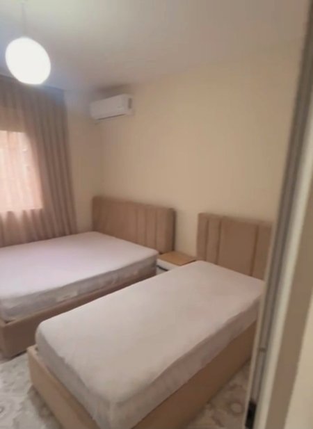 Tirane, jepet me qera apartament 1+1+Aneks+Ballkon Kati 3, 63 m² 460 € (Rruga Xhanfize Keko)